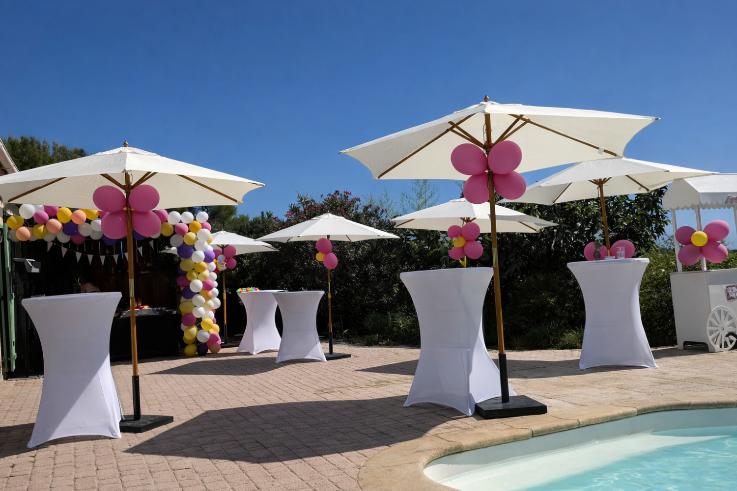 agence évènementielle créer et organise des événements privés ou professionnels comme des anniversaires dans des villas privées ou des lieux publics avec de la décoration du mobilier événementiel et de l'équipement de sonorisation et de mise en lumière avec un dj pour avoir de la musique et de l'ambiance pool party piscine fêtes