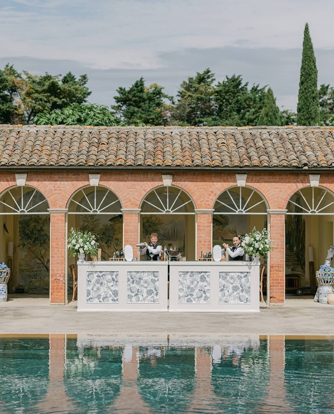 Bar événementiel avec façade imprimée décorative motif "toile de jouy", service cocktail, idéal pour mariages et événements haut de gamme sur la Côte d’Azur Agence évènementielle loueur de mobilier