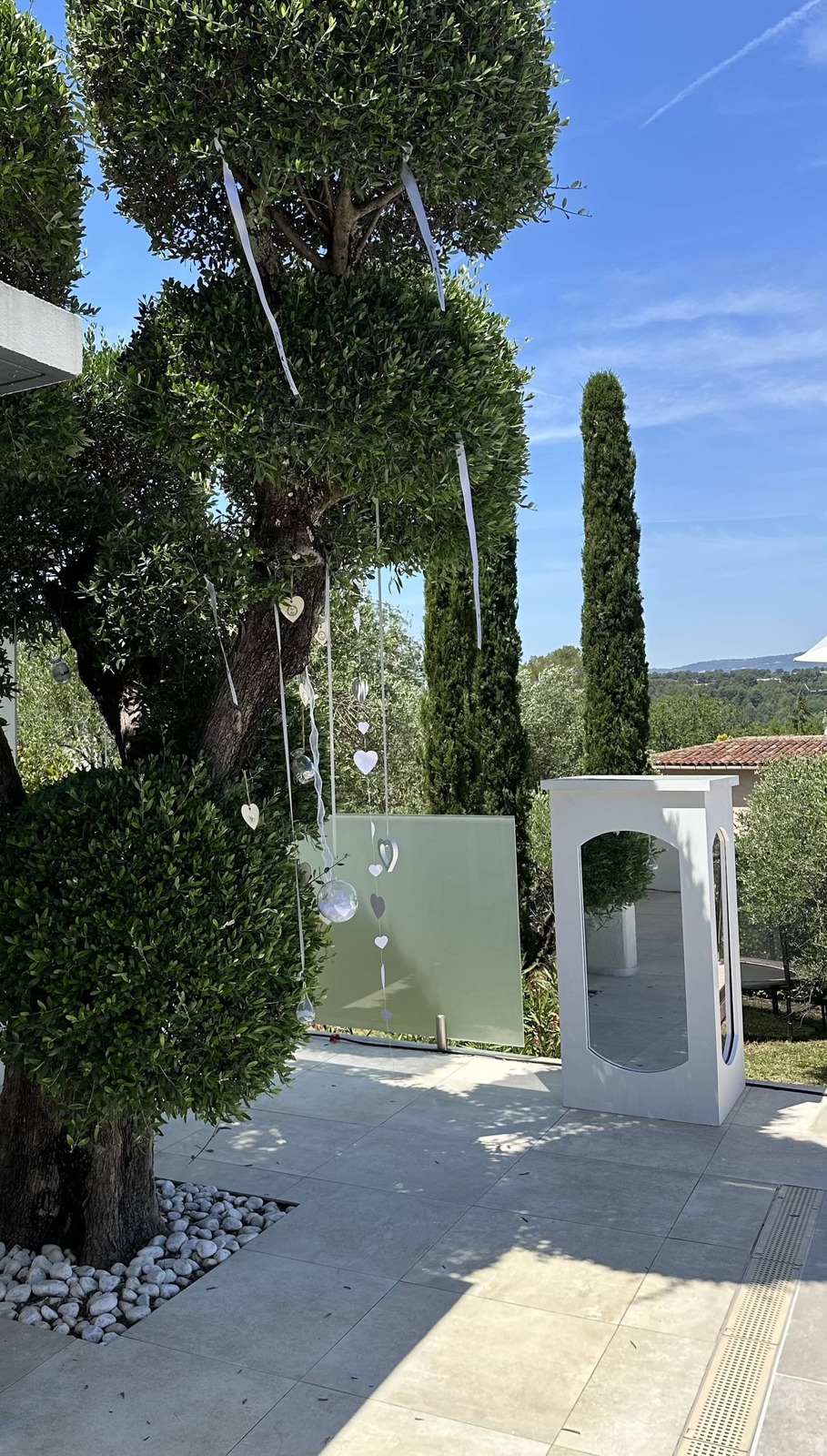 Location de colonne en bois et façade en dibond miroir pour décoration pour évènement comme mariage anniversaire ou réception sur la Côte d’Azur, élément de décoration et mobilier événementiel à la location