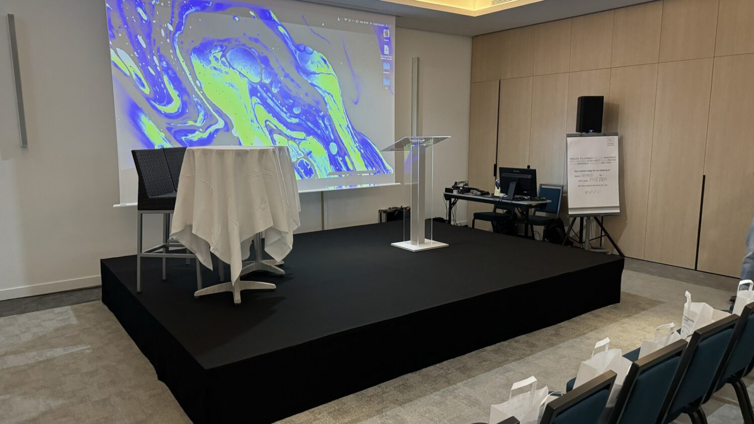 agence évènementielle créer et organise des événements prives ou professionnels comme des événements corporate dans des villas privées ou des lieux publics avec de la décoration du mobilier événementiel et de l'équipement de sonorisation et de mise en lumière avec un dj pour avoir de la musique et de l'ambiance