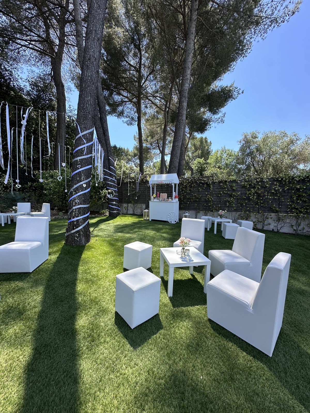 mobilier événementiel a la location de st tropez a Monaco pouf chauffeuse table mange debout chaise table basse candy bar mariage anniversaire organisation événement agence évènementielle