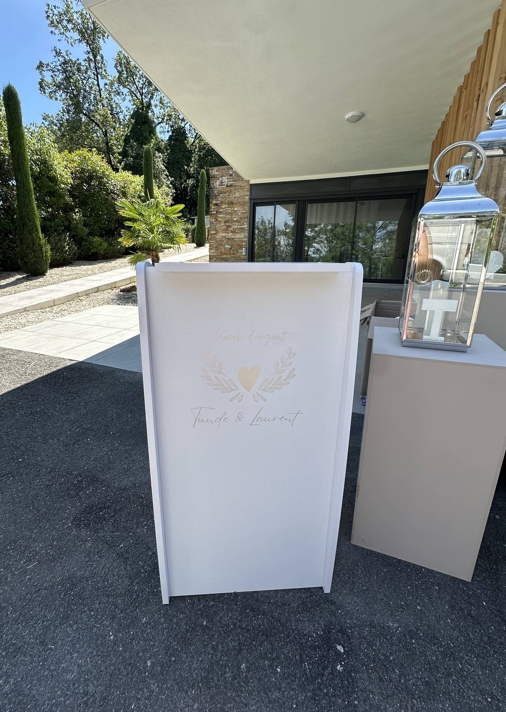Location desk d’accueil / banque d'accueil pour réception client pour événements privés ou publics sur la Côte d’Azur, possibilité de personnaliser le meuble avec un adhésif, élément de décoration et mobilier événementiel à la location dans le sud de la France