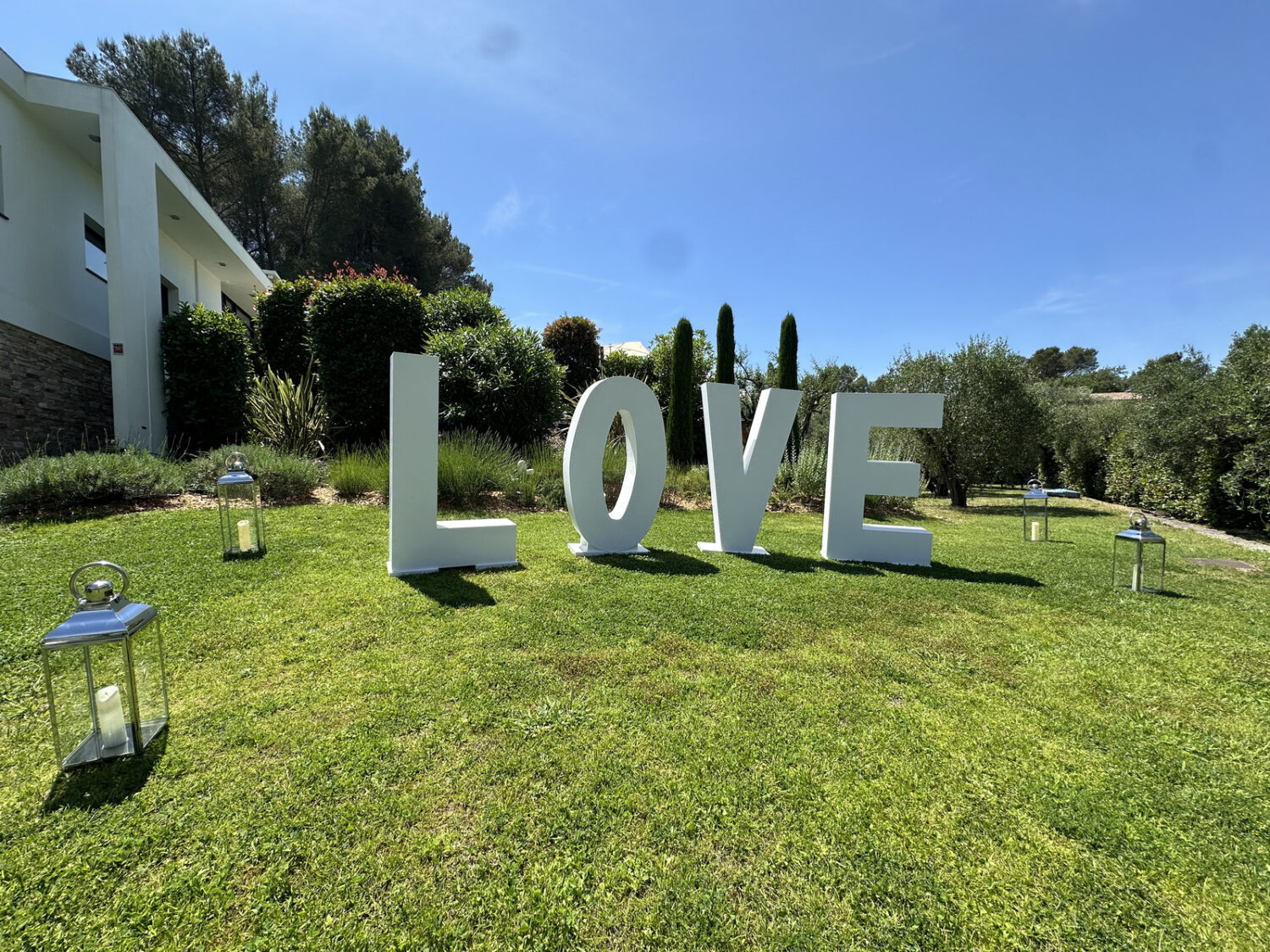 organisation de mariage anniversaire évènement corporate soirée a thème peace and love lettre géante love géant décoration location mobilier événementiel agence évènementielle organisation évènement lanterne bougies