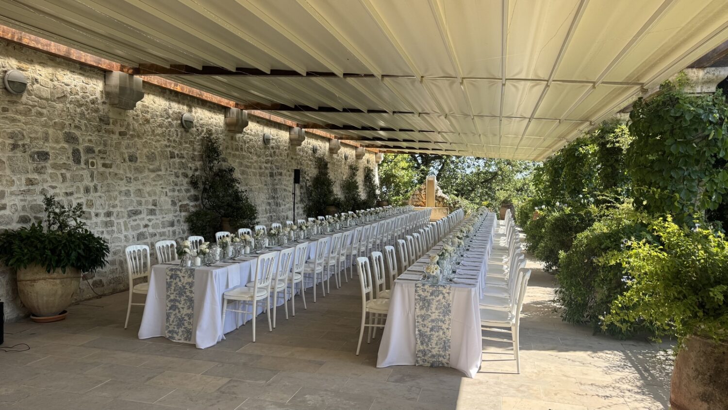 agence évènementielle créer et organise des événements prives ou professionnels comme desmariages dans des villas privées ou des lieux publics avec de la décoration du mobilier événementiel et de l'équipement de sonorisation et de mise en lumière avec un dj pour avoir de la musique et de l'ambiance