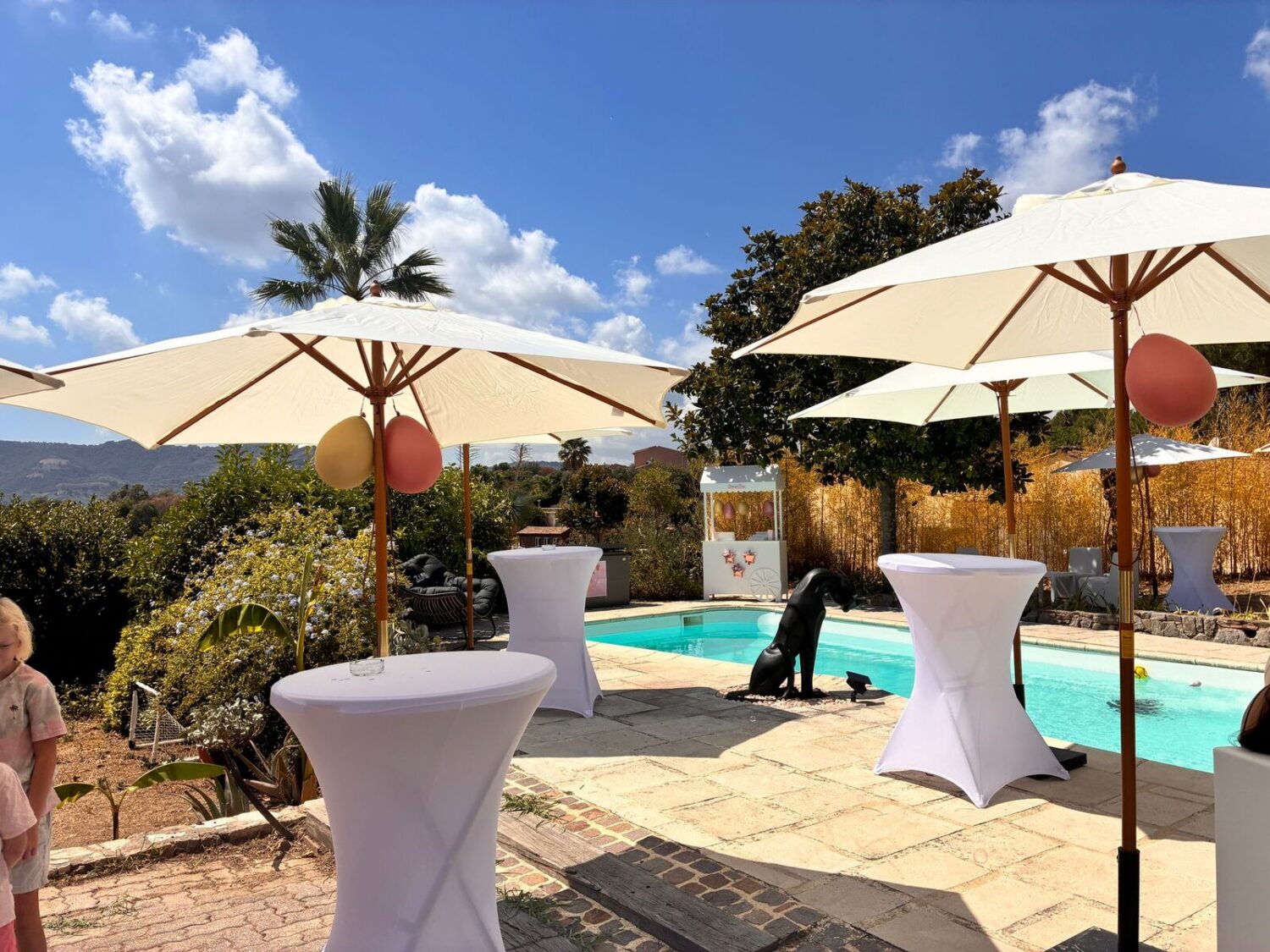 mobilier événementiel a la location de st tropez a Monaco pouf chauffeuse table mange debout chaise table basse candy bar mariage anniversaire organisation événement agence évènementielle sonorisation et mise en lumière decoration piscine ballons gonflables parasols