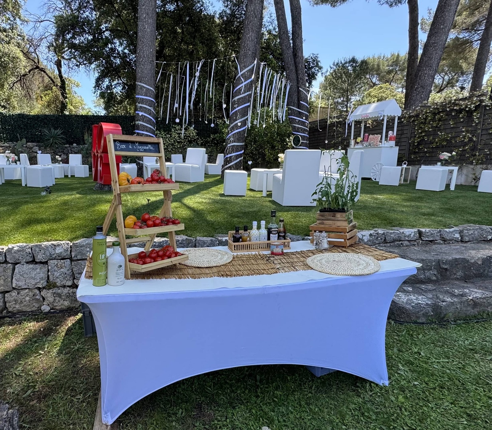 Location table buffet blanche avec housse élégante pour cocktail, mariage et réceptions - mobilier événementiel hait de gamme sur la Côte d’Azur Agence évènementielle