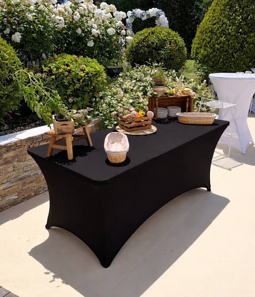 Table buffet noire avec housse élégante, dressée pour cocktail, idéale pour événements et réceptions haut de gamme sur la Côte d’Azur Agence évènementielle loueur de mobilier